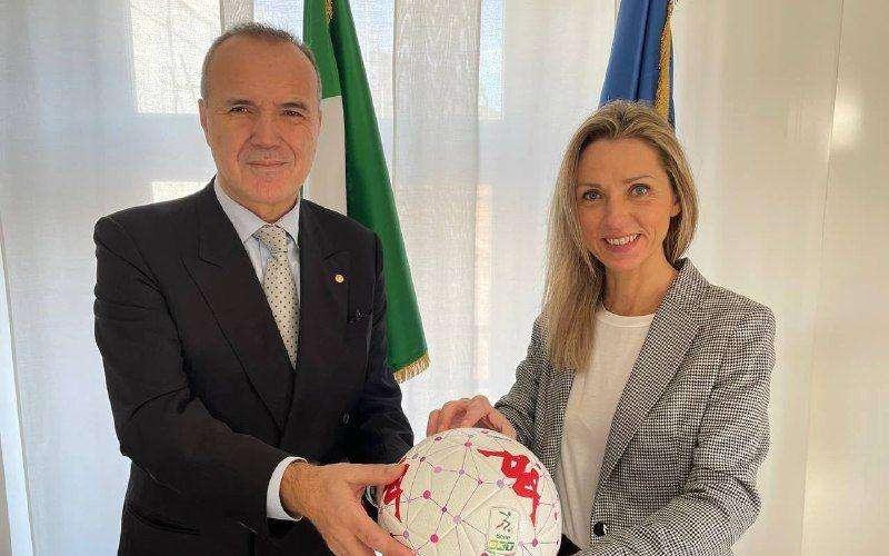 Lega B: Un pallone rosso per dire basta alla violenza contro le donne
