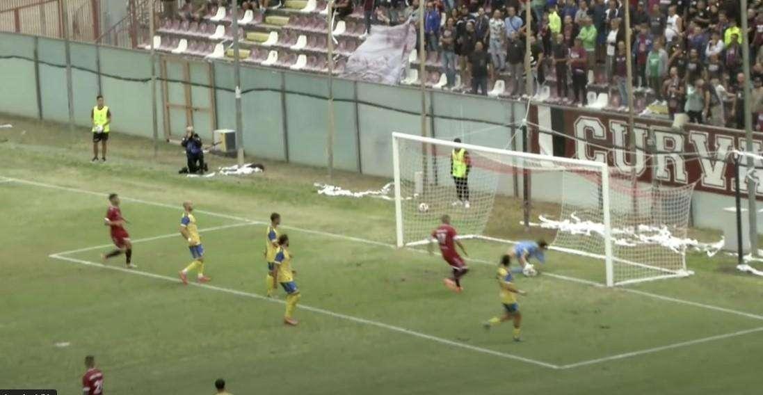 Reggina-Scafatese, l'episodio del gol-non gol: giusta la decisione di arbitro e guardalinee