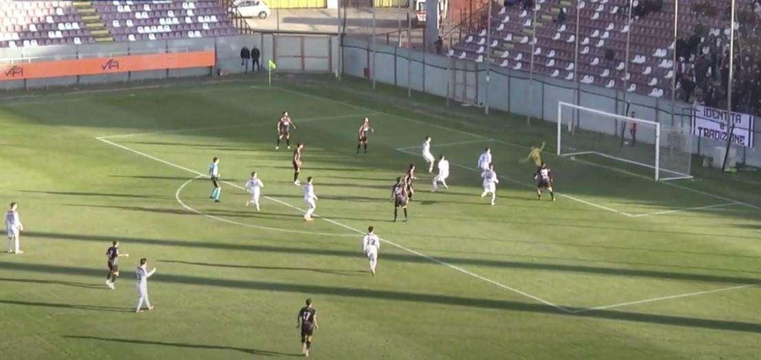 Reggio Calabria-Igea Virtus, la moviola: rigore per i giallorossi più no che si, no gol sulla traversa di Distefano