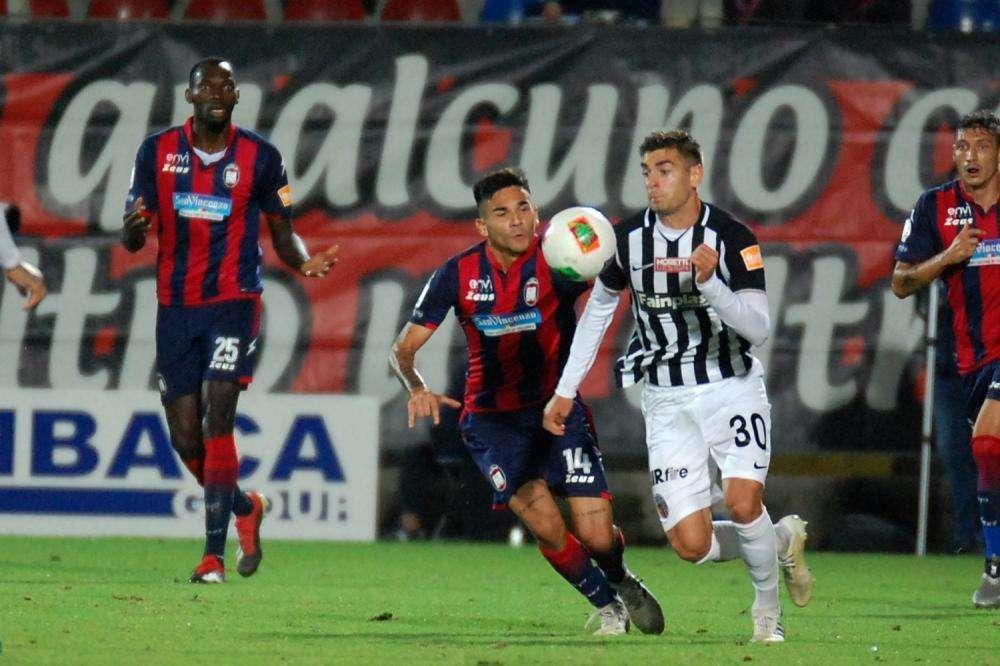 "Simy devastante, Crotone: che balzo! Benevento sazio", pitagorici volano