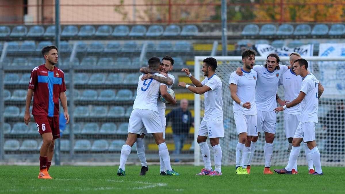 Verso Reggina-Siracusa, la probabile formazione degli azzurri: Alma e Longo si giocano una maglia in attacco