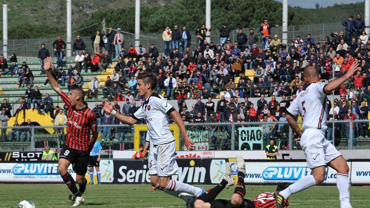CROTONE-REGGINA - Le formazioni ufficiali: Freddi al centro della difesa