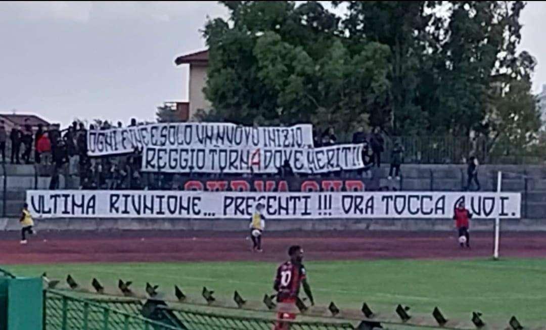 Castrovillari-Reggio Calabria, il bel messaggio dei tifosi rossoneri: "Ogni fine è solo un nuovo inizio. Reggio tornA dove meriti"