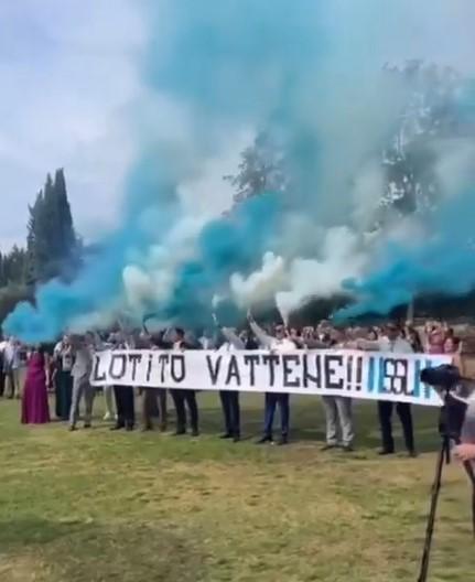 La passione "folle" di due neo sposi laziali: accolgono gli invitati con fumogeni biancocelesti e striscione "Lotito vattene"
