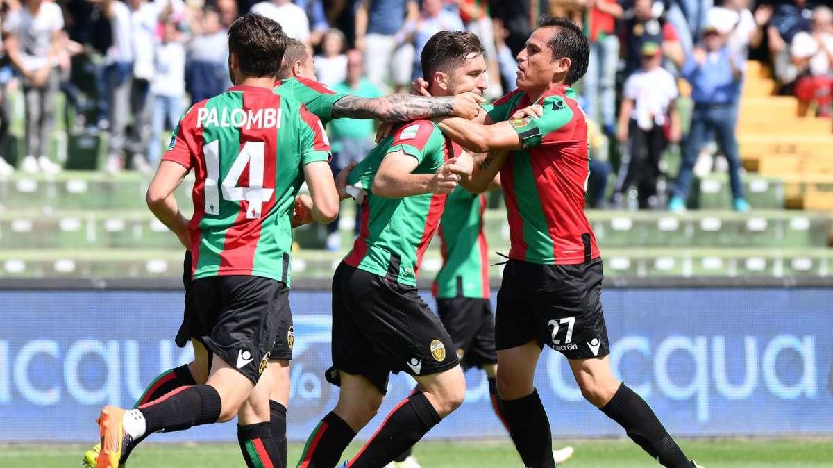 Ternana-Reggina, Bandecchi mostra la nuova veste del manto del Liberati: "Problema risolto"