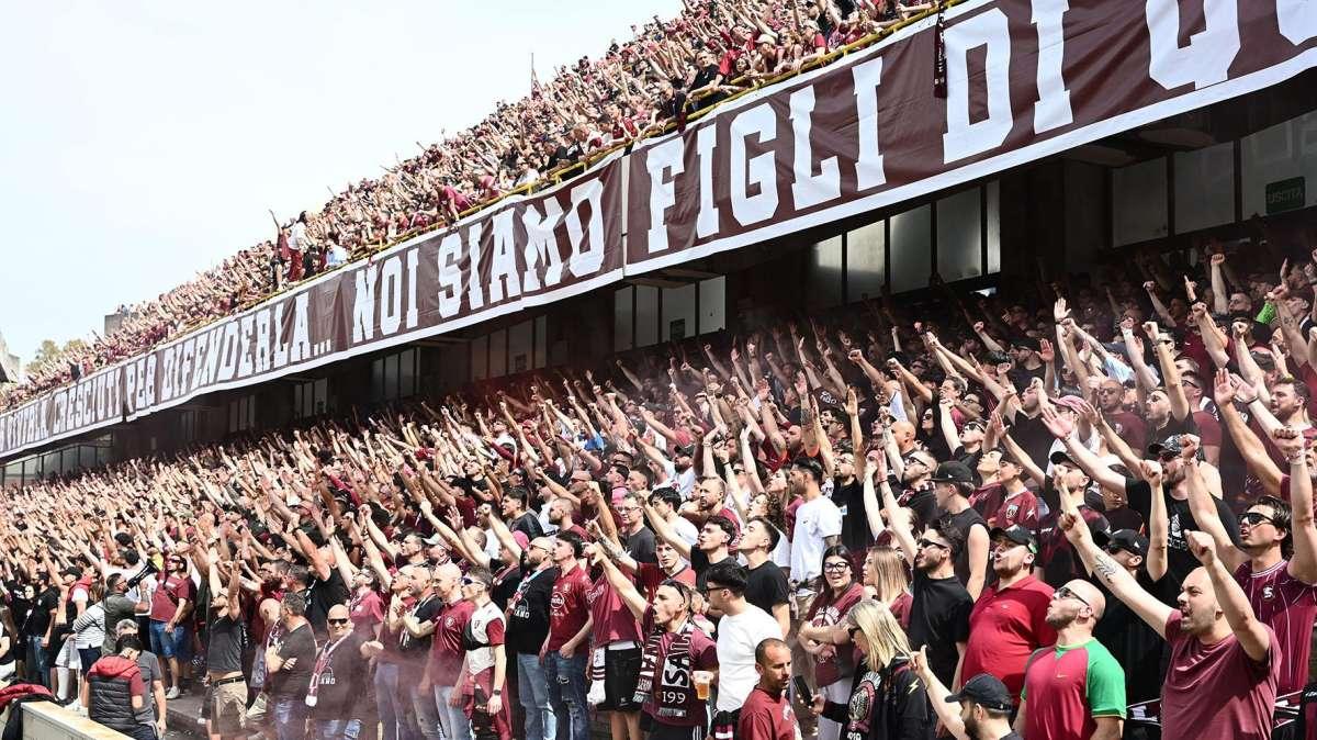 "A tavolino cambiate il finale, ma a Salerno sarà inferno reale", la protesta dei tifosi della Salernitana contro FIGC e Lega B