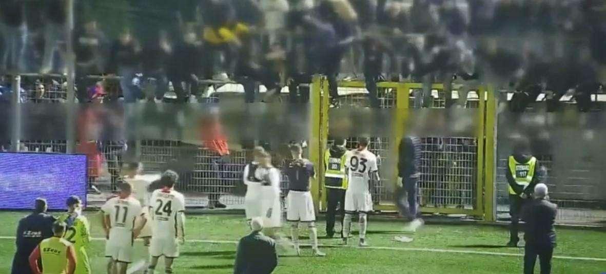 Picerno-Crotone, costrinsero i giocatori a lasciare le maglie in campo: 15 Daspo per i tifosi calabresi
