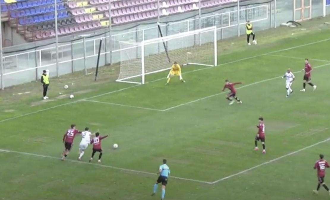 Reggio Calabria, il rigore per il Casalnuovo totalmente inventato, ma nessun amaranto protesta