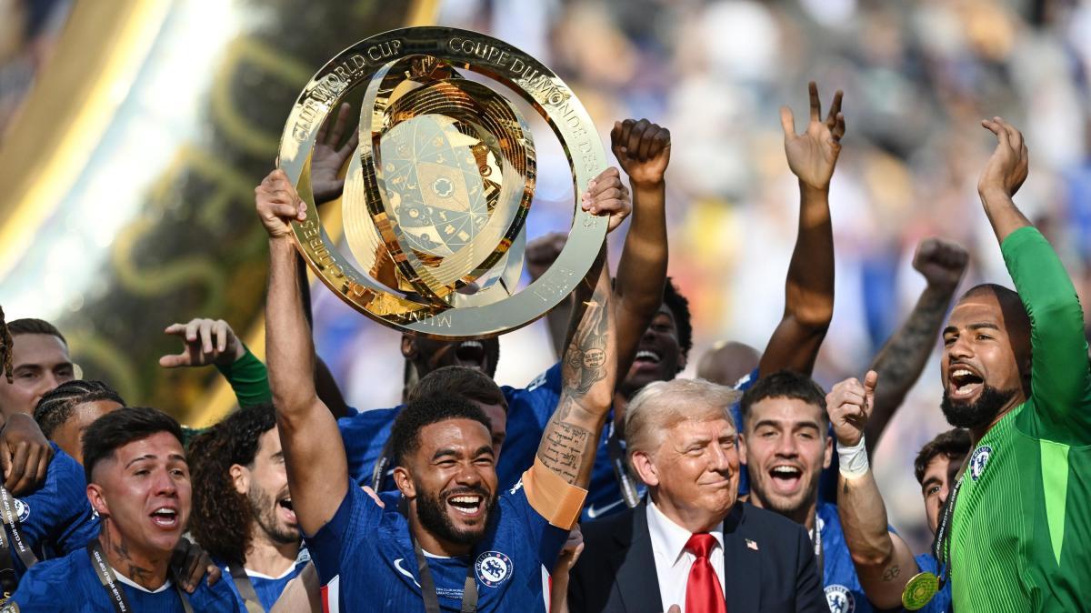 L'ultima infantinata: "Donald Trump consegnerà la Coppa del Mondo alla squadra vincente"