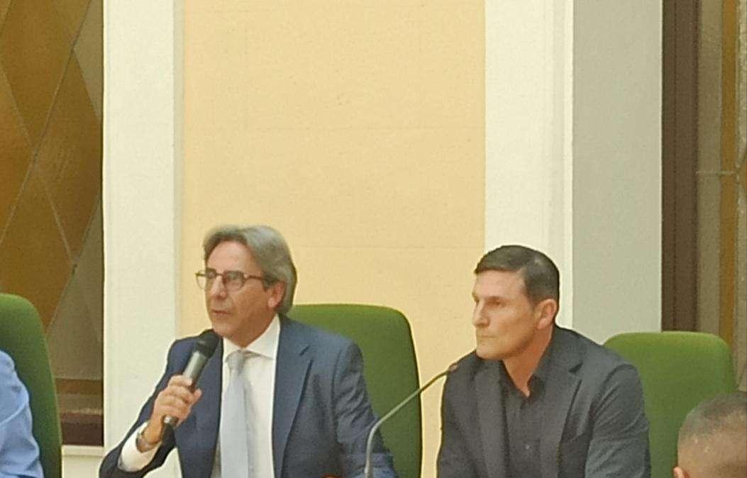 Consegnato il Premio Oreste Granillo a Javier Zanetti: grande entusiasmo dei tifosi reggini dell'Inter