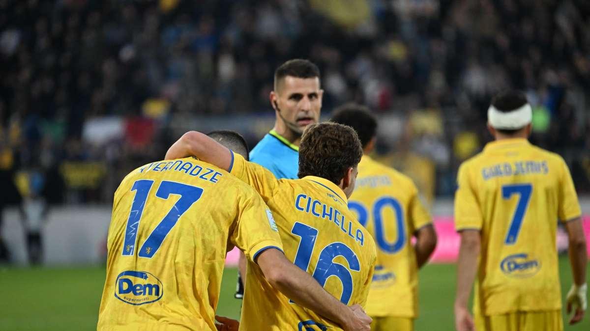 Serie B, risultati e classifica dopo la sedicesima giornata: Frosinone in vetta, bene Cesena e Modena