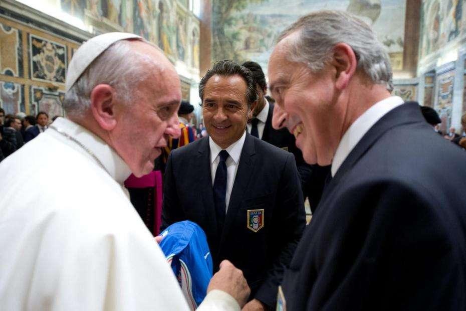 Papa Francesco: «Calcio fatto sociale, non prevalga il fattore economico sullo sport»