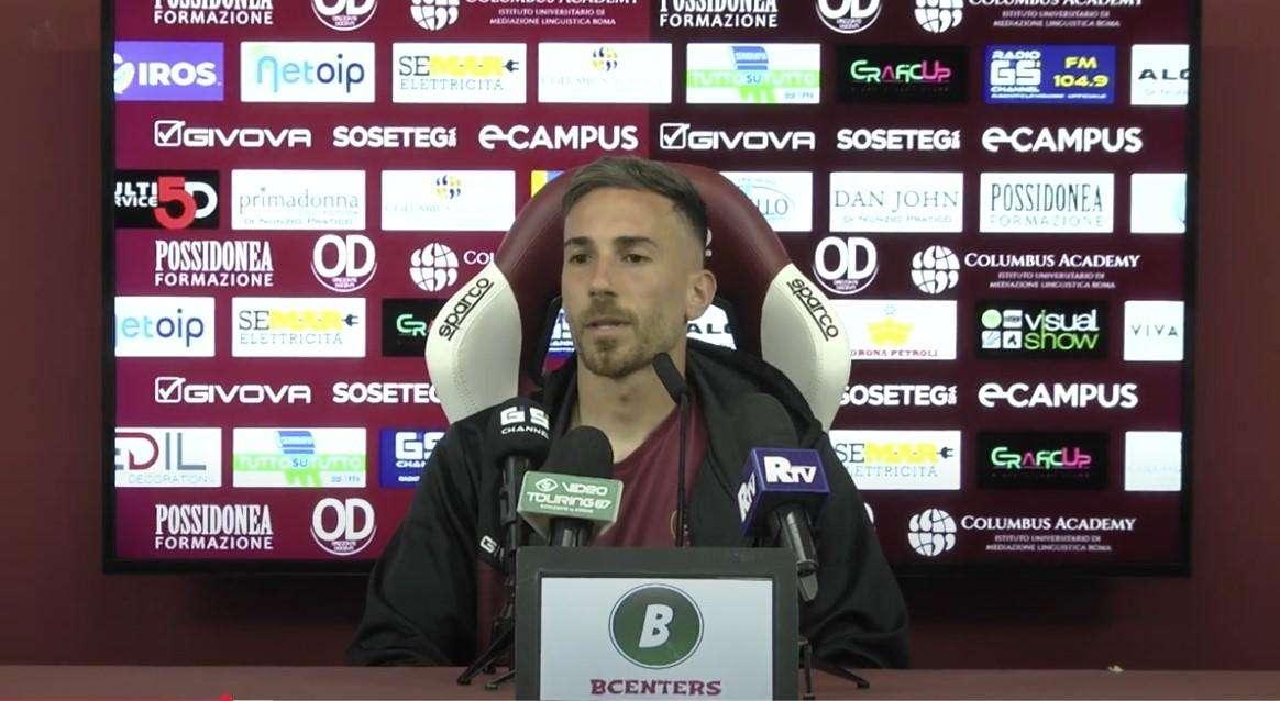 Reggina, episodio singolare al cambio di Ragusa: l'arbitro non ha dato la mano all'11 amaranto: "Stava scrivendo.."