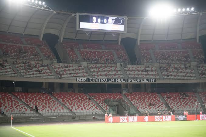 Gli Ultras del Bari in sciopero contro la società, lo striscione: "Bari contro la multiproprietà"