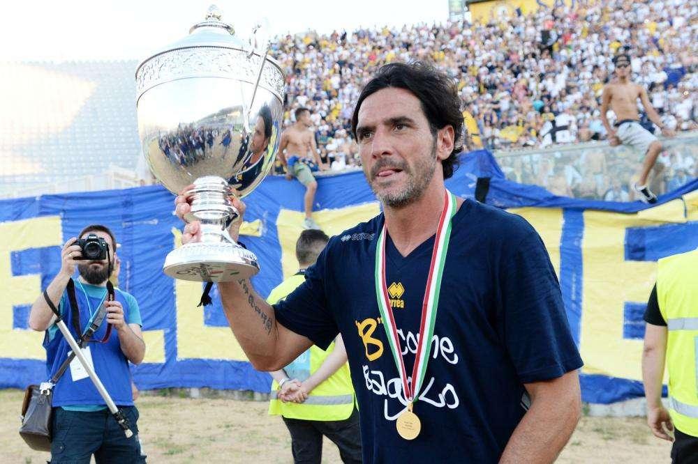 EX REGGINA - Lucarelli appende le scarpe al chiodo dopo l'impresa di Parma. Ritirata anche la maglia numero 6