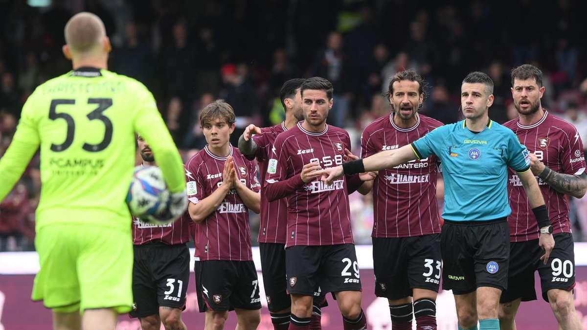 Sedici tesserati della Salernitana in ospedale per una sospetta intossicazione alimentare dopo playout contro la Samp