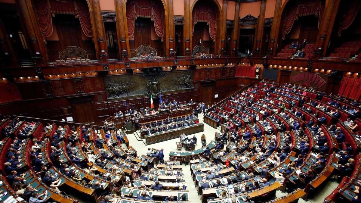 Incredibile schiaffo agli italiani: cinque deputati hanno ottenuto bonus partite IVA 600 euro!