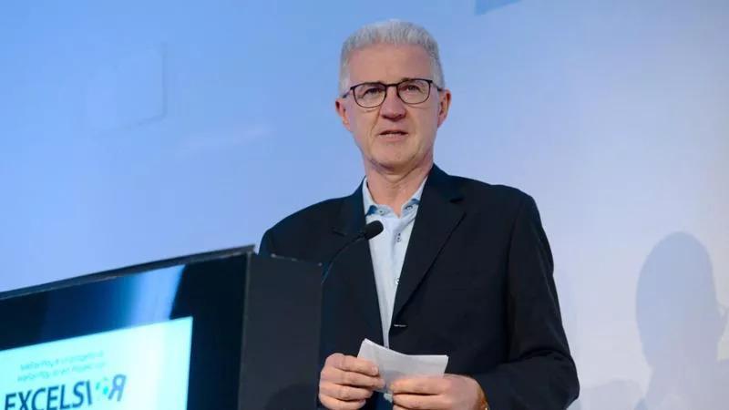 Elogio del grande telecronista RAI Stefano Bizzotto: competenza e stile senza urlare o sbraitare. Martedì sera l'ultimo commento