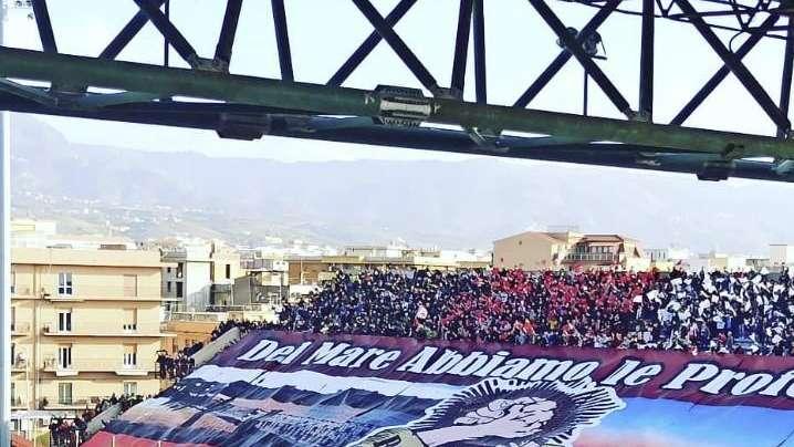 Reggina-Bari, il video di TuttoReggina sull'ultima coreografia della Curva: "Eterna Fedeltà"