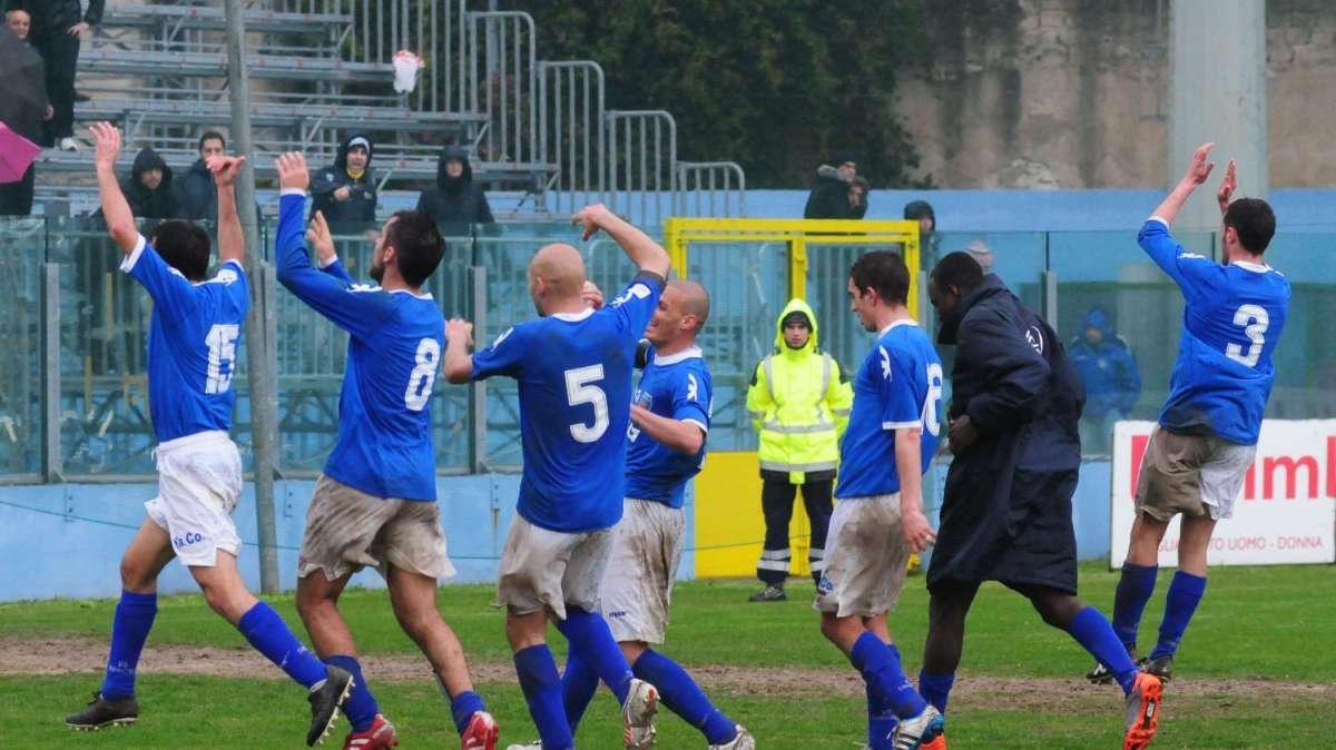 Reggina-Siracusa story, una lunghissima storia che inizia dal 1925. Aretusei incroceranno la sesta "versione" del club amaranto