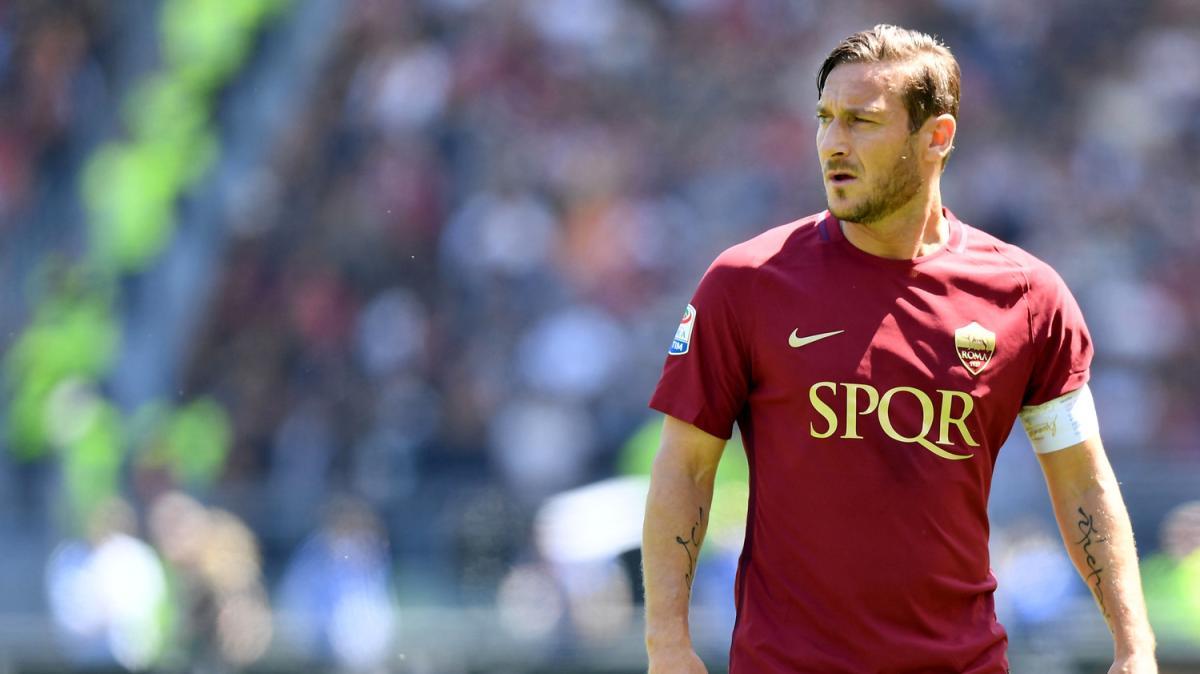 Auguri ad un simbolo del calcio italiano: 50 anni per Totti! Sedici sfide alla Reggina e sei reti al suo attivo