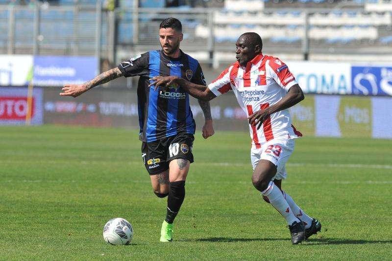 EX REGGINA - Un difensore resta in B e firma con la Salernitana