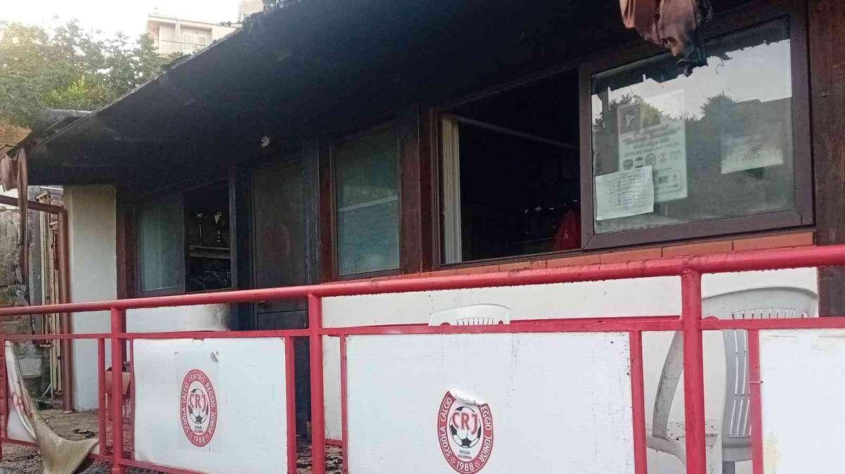 Incendiato il Centro Reggio Junior, il sindaco Falcomatà: "Atto vile, un gesto criminale"