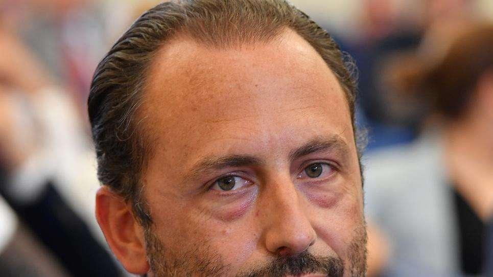 Tifosi del Bari indispettiti da De Laurentiis jr con la sciarpa del Napoli: "Segnali di cessione, qualcosa bolle in pentola"