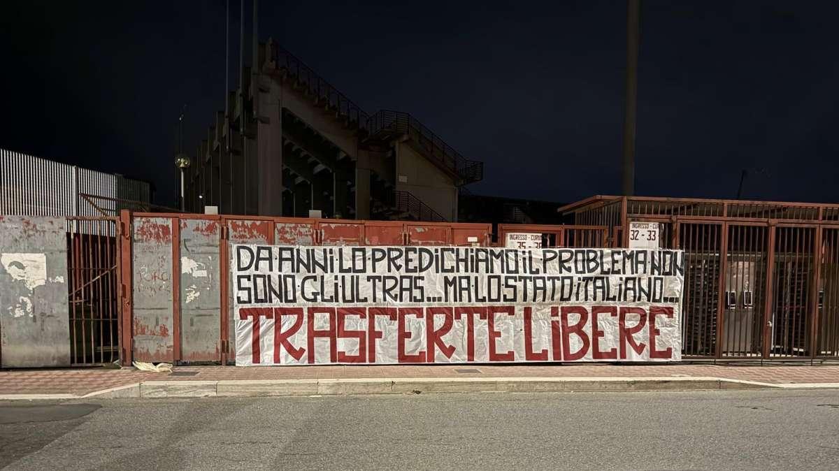Il sacrosanto messaggio dei Diffidati Liberi RC: "Basta divieti! Da anni lo predichiamo, il problema non sono gli Ultras ma lo stato italiano: trasferte libere!"