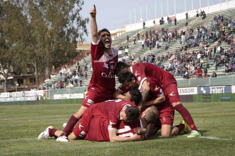 EX REGGINA - Un giovane attaccante riabbraccia mister Zito
