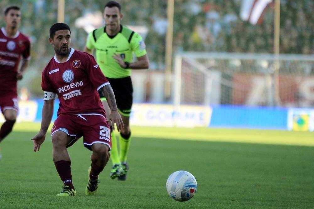 REGGINA-MONOPOLI, amaranto in 10: doppio giallo a De Rose