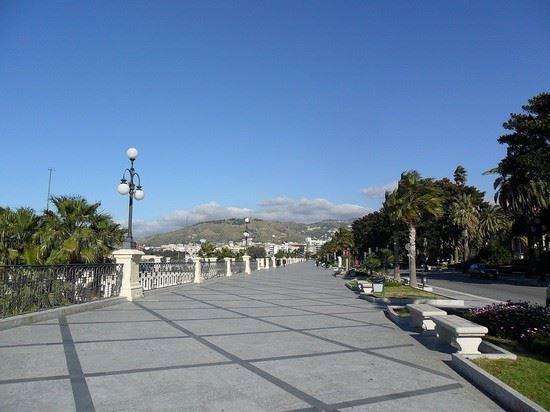 L'ordinanza del sindaco Falcomatà: "Interdetto pubblico passeggio nelle seguenti aree. Stop slot machine e Gratta e Vinci"