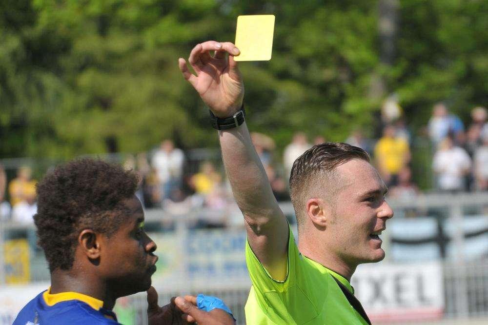 Le nuove regole del gioco del calcio: ammonizioni anche per i componenti della panchina, i dettagli