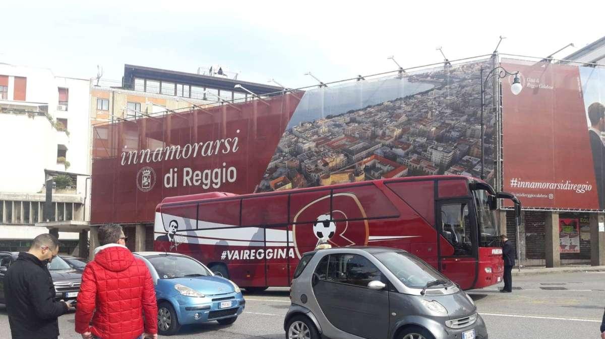 REGGINA - Clamoroso bagno di folla per la squadra e per Luca Gallo: il patron acclamato come una rockstar. Il VIDEO di TuttoReggina.com