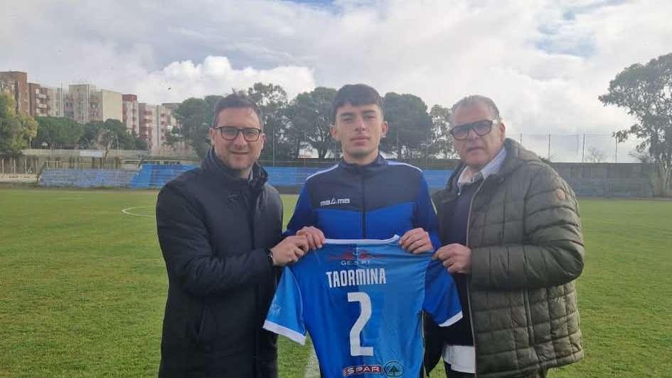 Il Ragusa ufficializza un nuovo innesto prima della Reggina: ecco il terzino 2005 Taormina