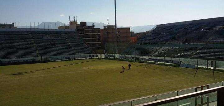 STADIO GRANILLO - Si lavora sul manto erboso dell'impianto in vista della gara di sabato
