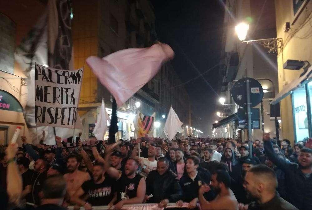 CALCIO CAOS - Qui Palermo: "La nuova proprietà resta anche in C"