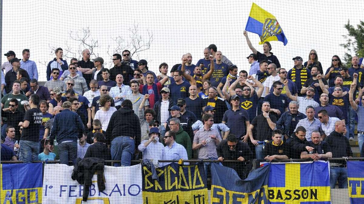 MOROSINI - Uno spicchio di tifo veronese canta a Livorno contro Piermario