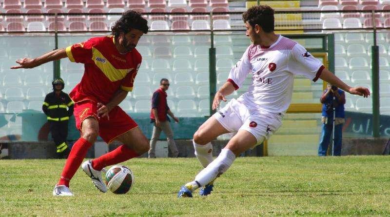 EX REGGINA - Un giovane centrocampista resta in Lega Pro