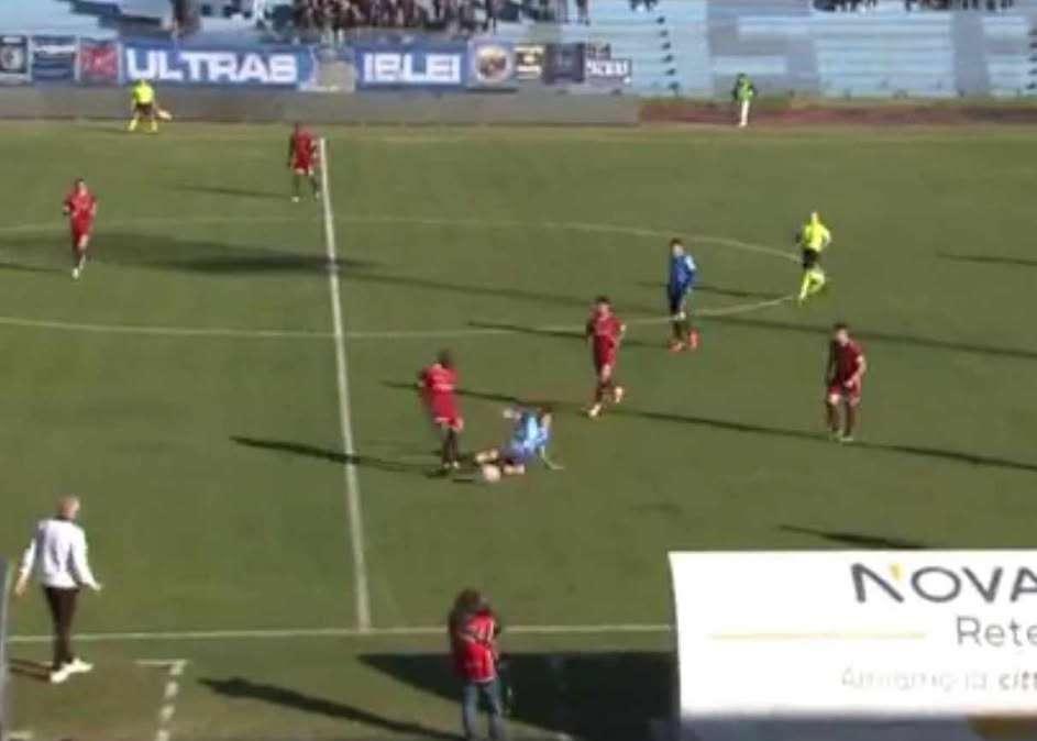 Ragusa-Reggina, la moviola: fallo da rosso su Adejo dopo 2', attaccante del Ragusa neanche ammonito!