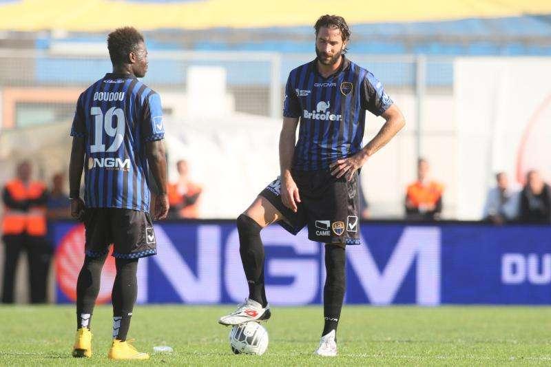 VERSO REGGINA-CAVESE - Sforzini ai saluti: l'attaccante lascia la Campania