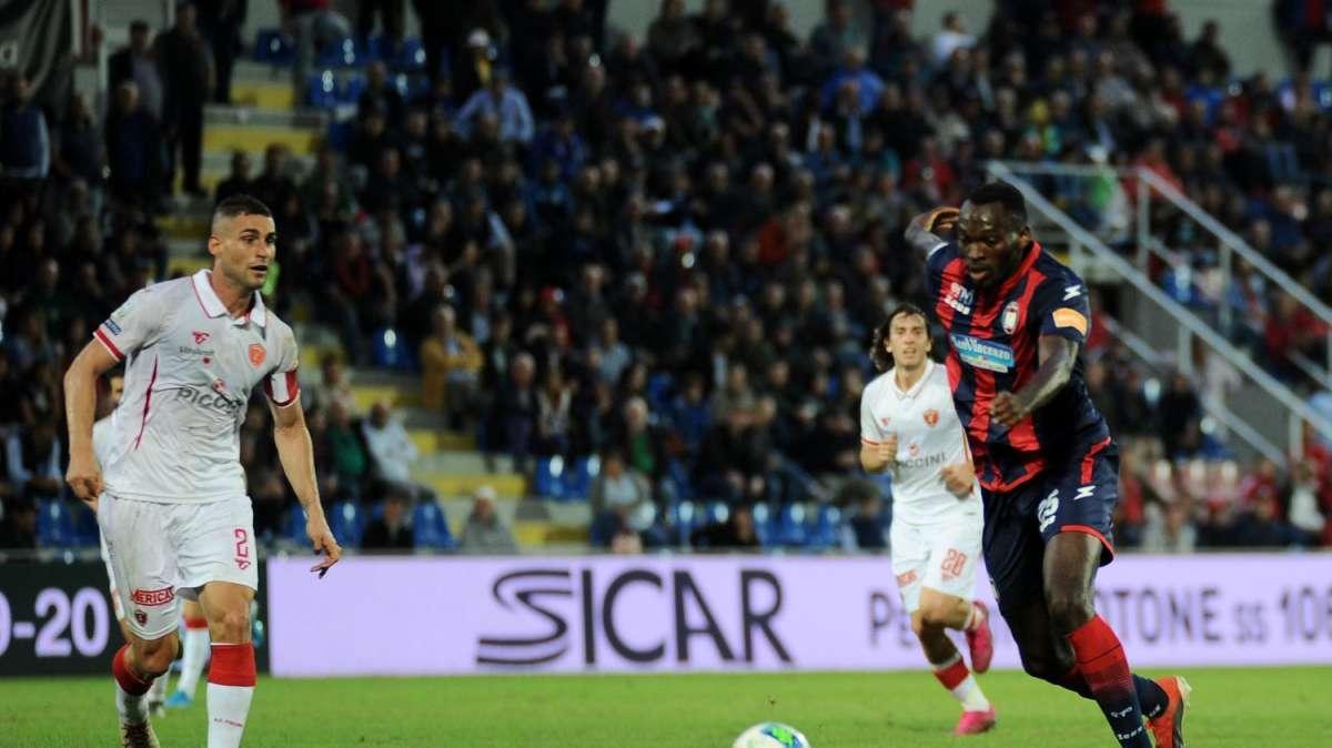 SERIE B, Simy in vetta alla classifica marcatori: il bomber del Crotone supera Iemmello