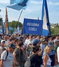 Oltre 10mila tifosi della Lazio in piazza contro Lotito, le immagini