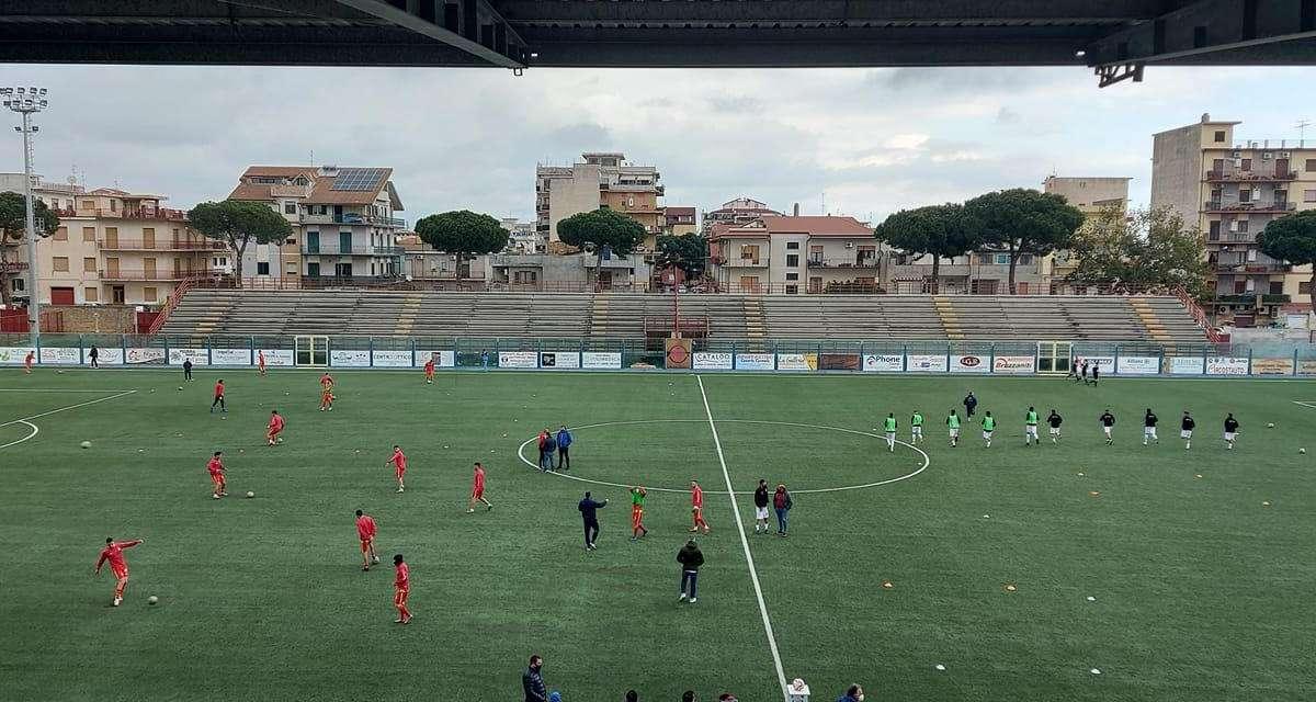 Striscioni esilaranti, sputi, la Tribuna di Locri, il racconto di Trocini: "Non salirete mai, siete morti..."