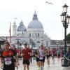 E' la domenica della Maratona di Venezia! In 24mila per una gara delle corse podistiche più affascinanti