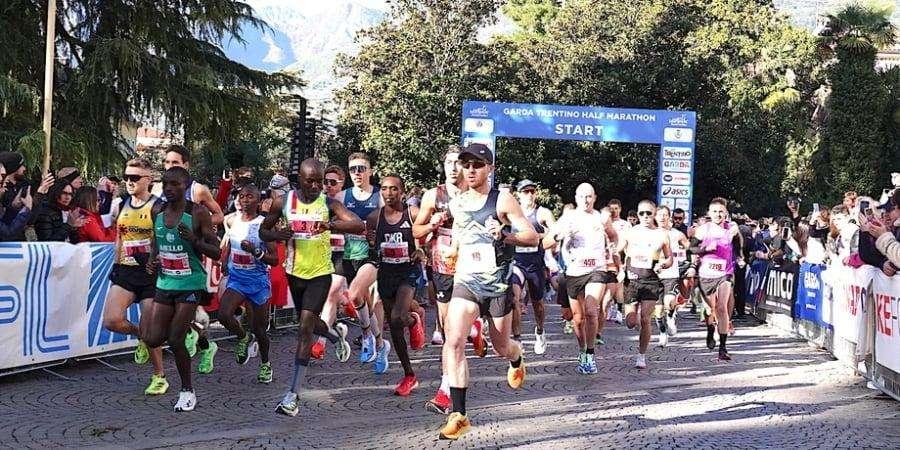 Gran bella gara la 22^ Garda Trentino Marathon con alla partenza 5287 atleti di 79 diverse nazioni