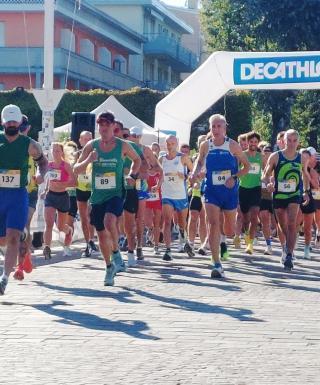 Entusiasmo per la "Bibione Run Ten Miles": vittorie nella località balnerare veneziana ad Eros Chigioni e Astrid Faganel