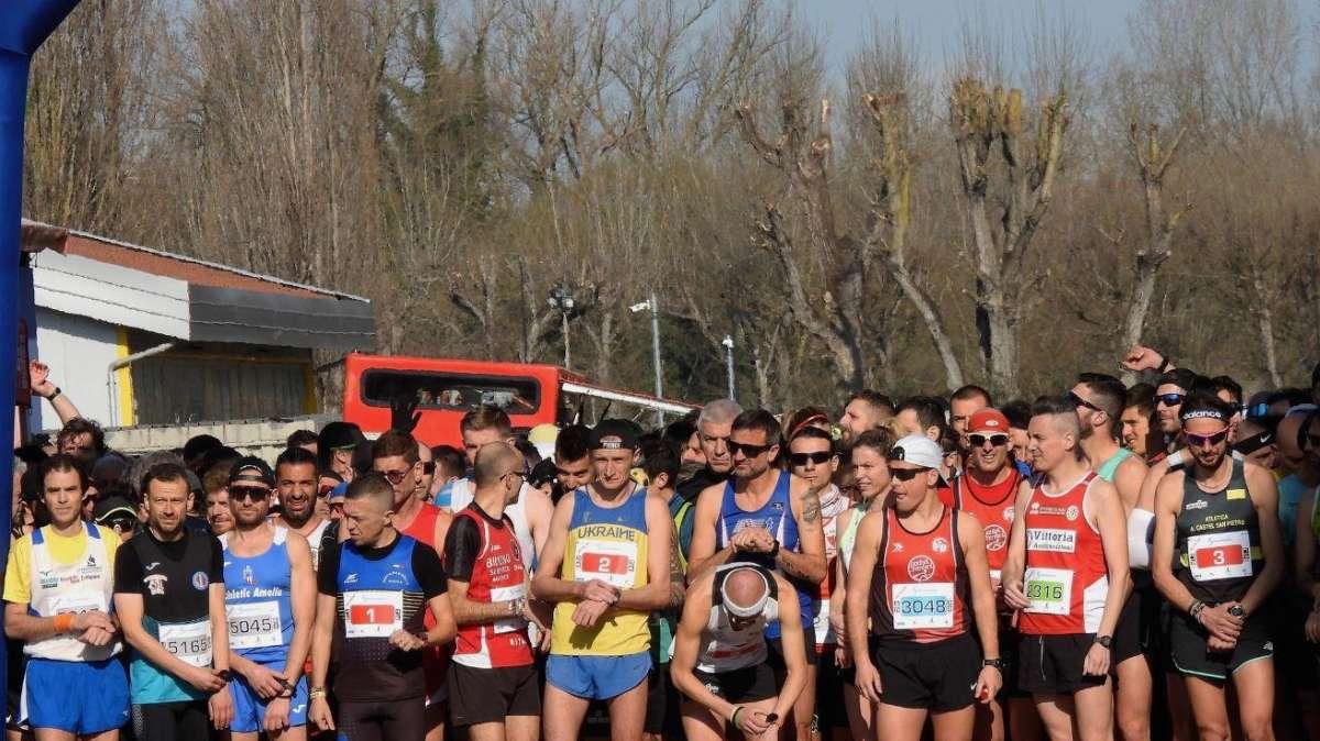 Successo per la Strasimeno: pubblico e partecipanti entusiasti sulle strade attorno al lago Trasimeno