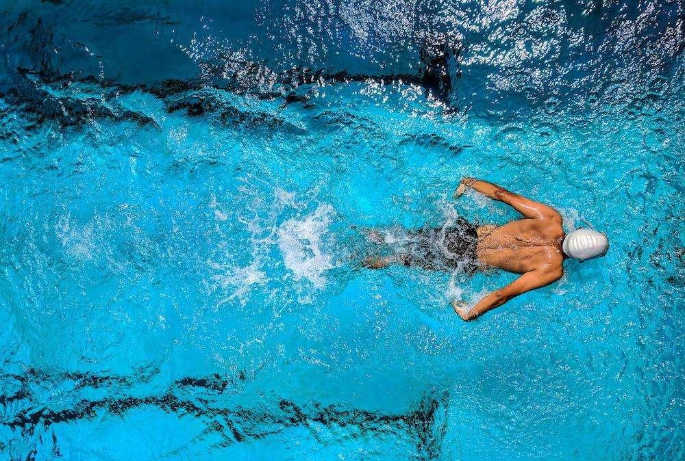 Altri sport per il podista per allenarsi? Tanti i benefici con il nuoto