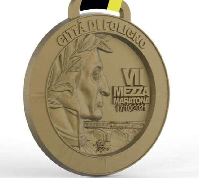 Ecco la medaglia della mezza maratona di Foligno: un pezzo da collezione